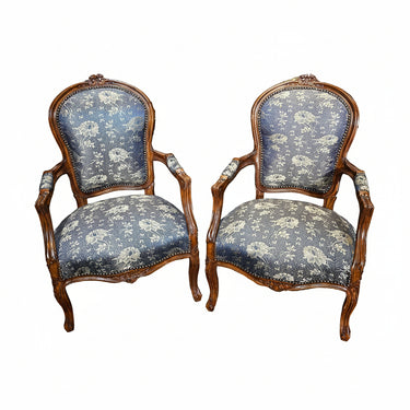 Par de sillones franceses Luis XV en nogal tallado tapiz azul ultramarino Bucarest Art & Antiques
