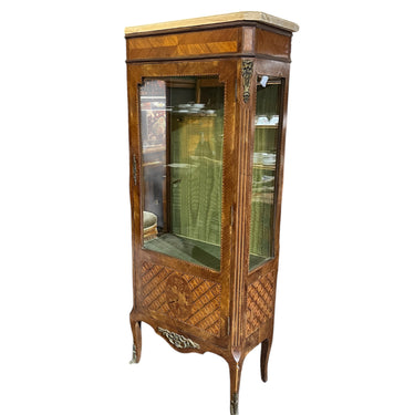 Vitrina francesa marquetería de caoba y palo rosa 'Alegoría de la música' estilo Luis XV Bucarest Art & Antiques