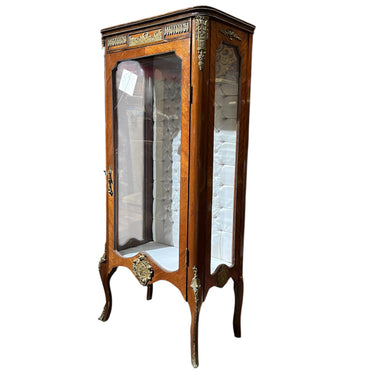 Vitrina francesa de palo de rosa y bronce estilo Luis XV Bucarest Art & Antiques