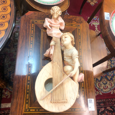 Figura en porcelana de muro “Niño e instrumento”