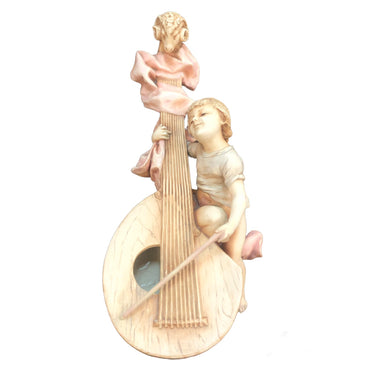 Figura en porcelana de muro “Niño e instrumento”