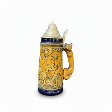 Shopero de Porcelana Alemán con diseño en relieve 'Escena de caza' Bucarest Art & Antiques