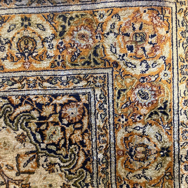 Alfombra tapiz persa región oriental 185 x 120 cms Bucarest Art Gallery