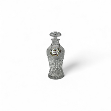 Foto de presentación mejorada — Decantador de cristal tallado para Sherry con etiqueta de porcelana Crown Staffordshire