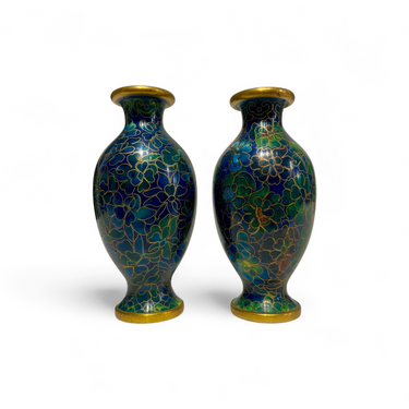 Foto de presentación mejorada — Par de pequeños jarrones chinos de bronce esmalte cloisonné azul y verde diseño floral