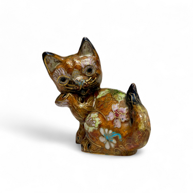 Foto de presentación mejorada — Pequeña figura de gato chino en esmalte cloisonne naranjo con diseño floral años 60
