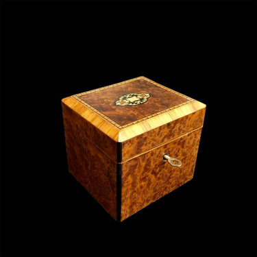 Caja cuadrada en raíz de nogal, marquetería de bronce y nácar Bucarest Art Gallery