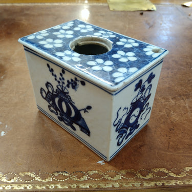 Caja de cerámica china pintada jarrónes con flores Bucarest Art Gallery