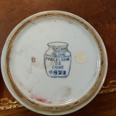 Caja de porcelana china Creation Meline 'granadas sobre azul' Bucarest Art Gallery