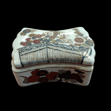 Cajita de porcelana china pintada a mano diseño floral Bucarest Art Gallery