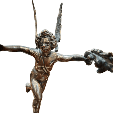Candelabro de bronce con figura de ángel Bucarest Art Gallery