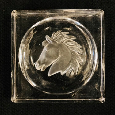 Centro de mesa de cristal tallado con diseño de caballo Bucarest Art Gallery