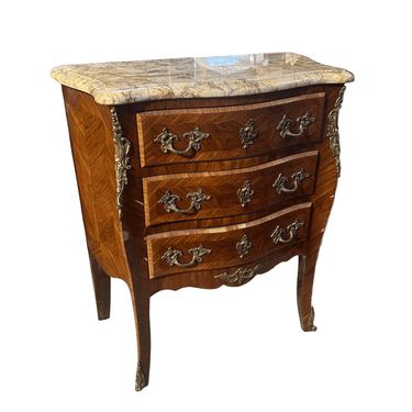 Cómoda francesa Luis XV en palorosa aplicaciones en bronce y cubierta de mármol Bucarest Art & Antiques