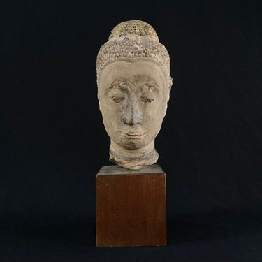 Escultura cabeza tallada en piedra Bucarest Art Gallery