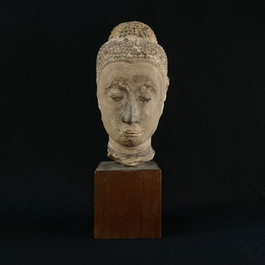 Escultura cabeza tallada en piedra Bucarest Art Gallery