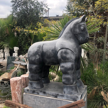 Escultura de caballo estilo botero en mármol Especial Jardín