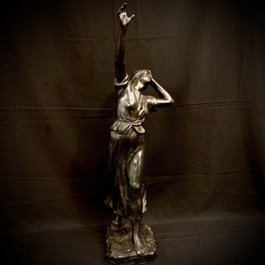Escultura 'Obrera' de bronce Bucarest Art Gallery