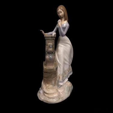Figura de porcelana estilo Lladro ‘Joven y fuente de agua’ Bucarest Art Gallery