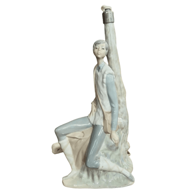 Figura de porcelana Lladró lámpara 'Niño descansando' Bucarest Art Gallery