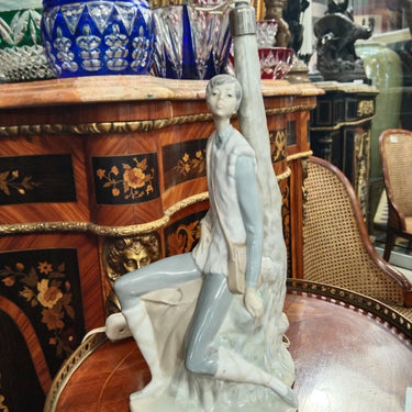 Figura de porcelana Lladró lámpara 'Niño descansando' Bucarest Art Gallery