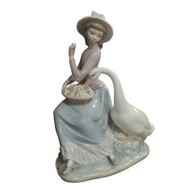 Figura de porcelana Lladró - 'Niña con cesta de frutas y ganso' Bucarest Art Gallery