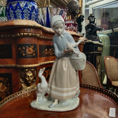Figura de porcelana Lladró - 'Niña con mamá ganso y sus dos polluelos' Bucarest Art Gallery
