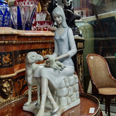 Figura de porcelana Tengra 'Mujer con oveja y cordero' Bucarest Art Gallery