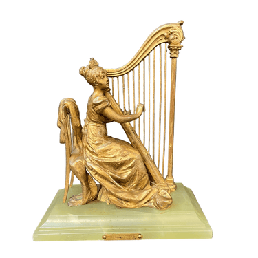 Figura francesa de mujer arpista de bronce con base de alabastro verde 'Improvisación' Bucarest Art & Antiques
