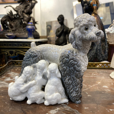 Figura Lladró perrita y sus cachorros Bucarest Art Gallery
