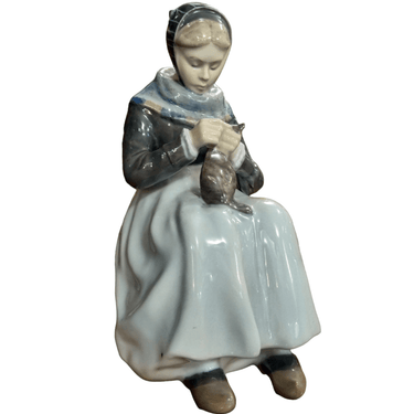 Figura porcelana Royal Copenhagen - 'Mujer cosiendo' Bucarest Art Gallery