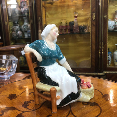Figura Royal Doulton “The Apple Maid” Bucarest Art Gallery