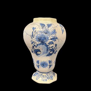 Florero pequeño holandés hexagonal en loza Delft Bucarest Art & Antiques