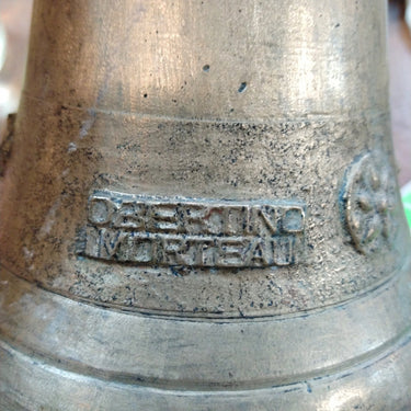 Gran campana de bronce con asa de fierro Obertino Morteaux Bucarest Art Gallery
