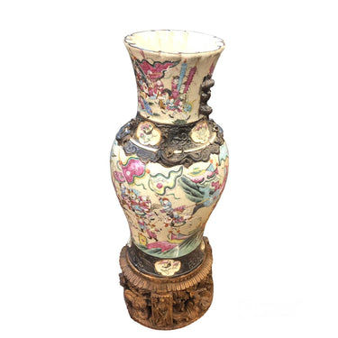 Jarron chino familia Rose con piana de madera tallada | Bucarest Art Gallery Bucarest Art & Antiques