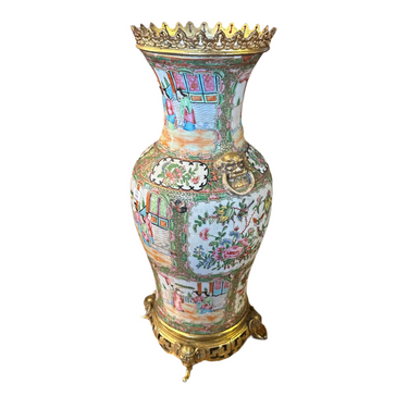 Jarrón chino Famille Rose en porcelana esmaltada con escenas de corte peana bronce siglo XIX Bucarest Art & Antiques