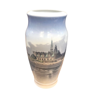 Jarron de porcelana Royal Copenhaguen 'Escena castillo y río' Bucarest Art & Antiques