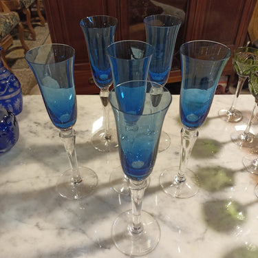 Juego de copas de cristal de champaña o flauta francés tono azul degradé Bucarest Art Gallery