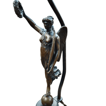 Lámpara de bronce con base de mármol y estatuilla de ángel Bucarest Art Gallery