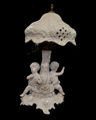 Lámpara de mesa de porcelana biscuit 'querubines en el jardín'(live) Bucarest Art & Antiques