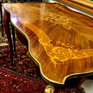 Mesa estilo Luis XV en jacarandá Bucarest Art Gallery