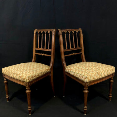 Par de sillas en nogal respaldo con columnas Bucarest Art Gallery