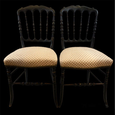 Par de sillas francesas lacadas tapiz Bucarest Art Gallery