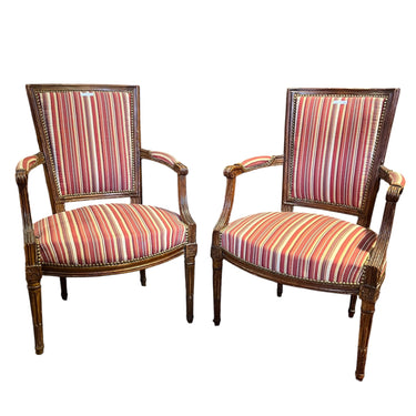 Par de sillones franceses en madera natural tallada estilo Luis XVI Bucarest Art & Antiques