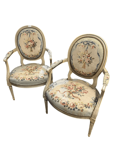 Par de sillones Luis XVI de medallón con tapicería de Beauvais Bucarest Art & Antiques