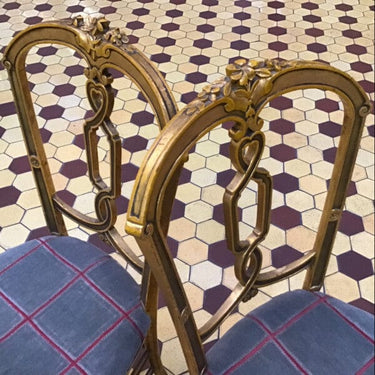 Pareja de sillas doradas Bucarest Art Gallery