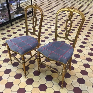 Pareja de sillas doradas Bucarest Art Gallery