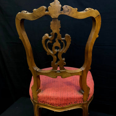 Pareja de sillas francesas Luis XV en nogal tallado con tapiz rojo Bucarest Art Gallery