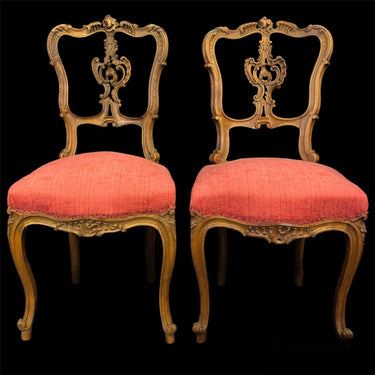 Pareja de sillas francesas Luis XV en nogal tallado con tapiz rojo Bucarest Art Gallery
