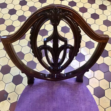 Pareja de sillas inglesas tapiz purpura Bucarest Art Gallery