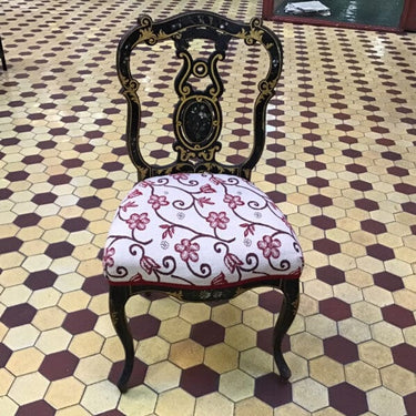Pareja de sillas lacadas con nácar Bucarest Art Gallery